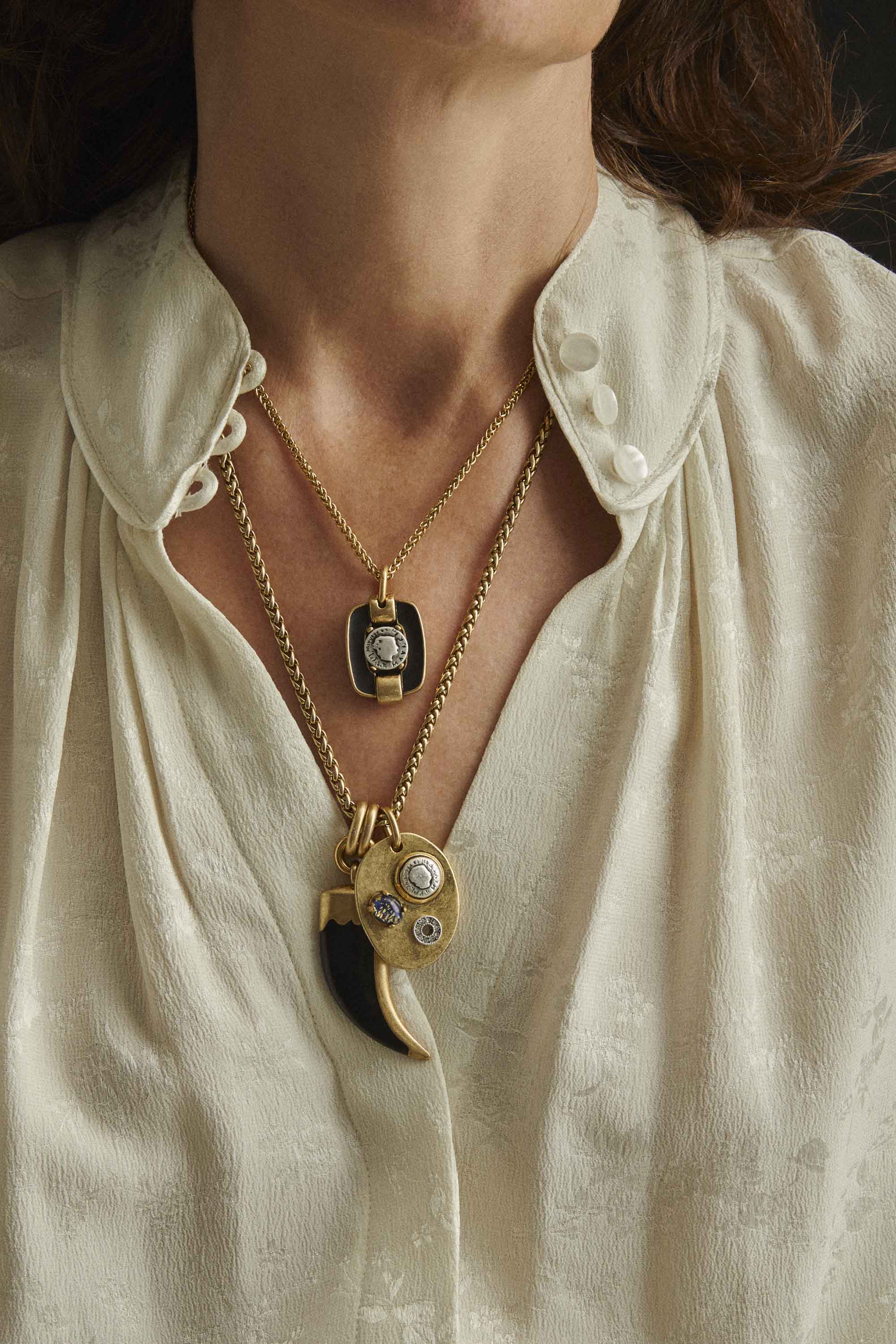 FIGURA M + ARPELLE + HORN OF PLENTY